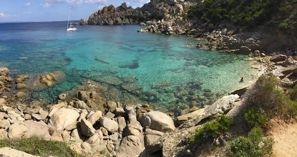Bilocale con giardino privato, terrazza vista mare e incantevoli tramonti sul promontorio di Capo Testa - IUN Q2226 Santa Teresa di Gallura 0*,  Italia