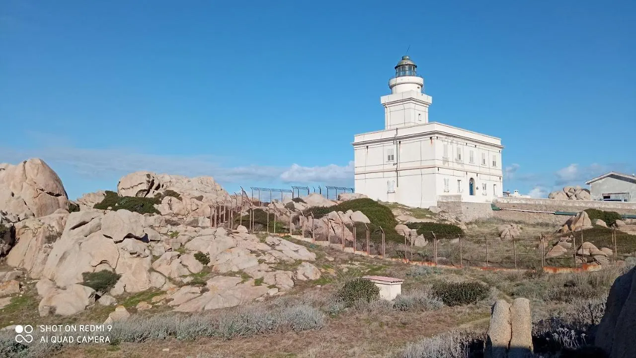 Bilocale con giardino privato, terrazza vista mare e incantevoli tramonti sul promontorio di Capo Testa - IUN Q2226 Santa Teresa di Gallura 0*,  Italia